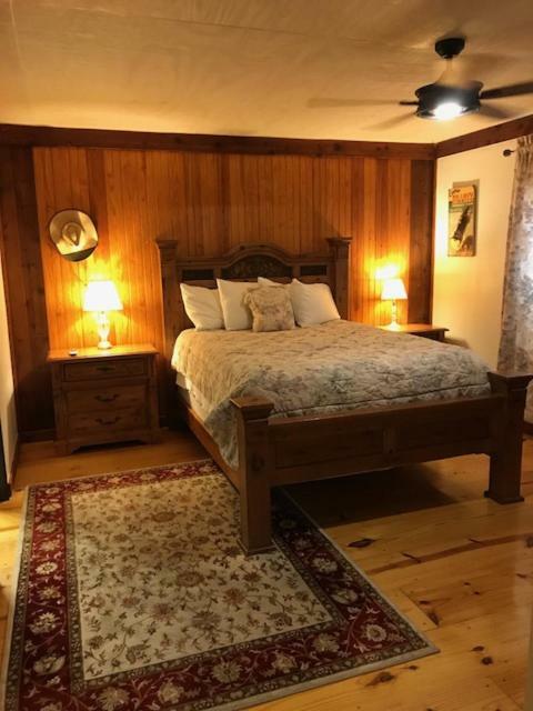 Square Inn Wimberley Extérieur photo