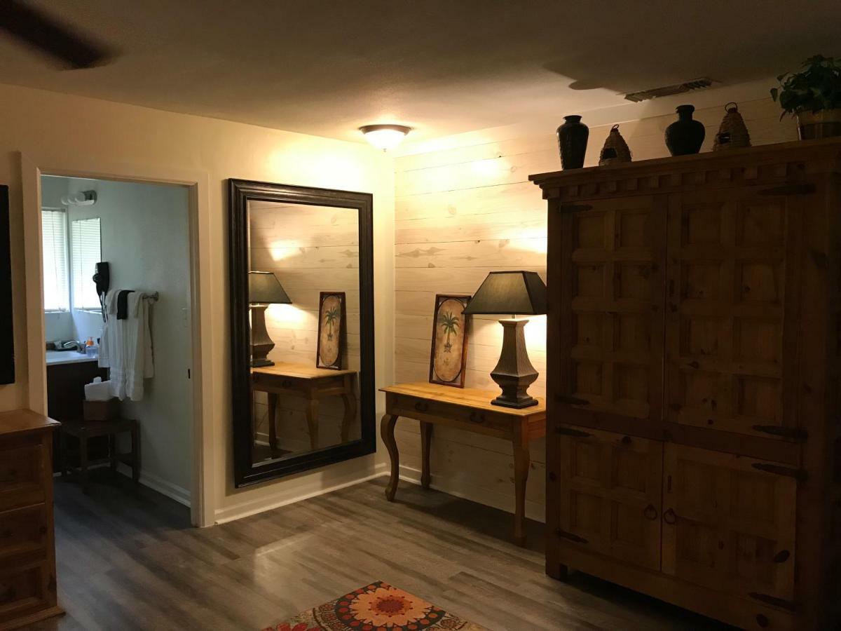 Square Inn Wimberley Extérieur photo